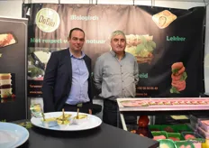 Koen Gevaert (links) en Antoon Brandt (rechts) van Dobio tonen de nieuwe verpakkingen voor de Nederlandse markt en een nieuwe curry met zoete aardappel.